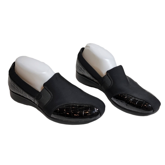 CLARKS SLIP ON SHOES - Picture 3 of 16